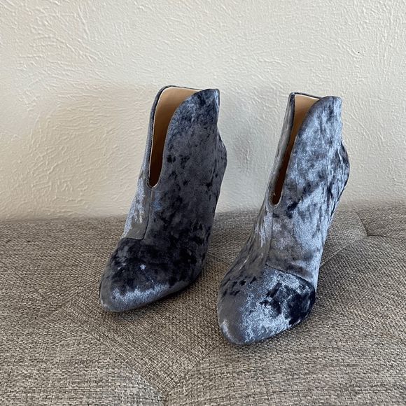 Vince Camuto Evanata pastel blue crushed velvet ANKLE BOOTS size 8W wide calf - Picture 3 of 9